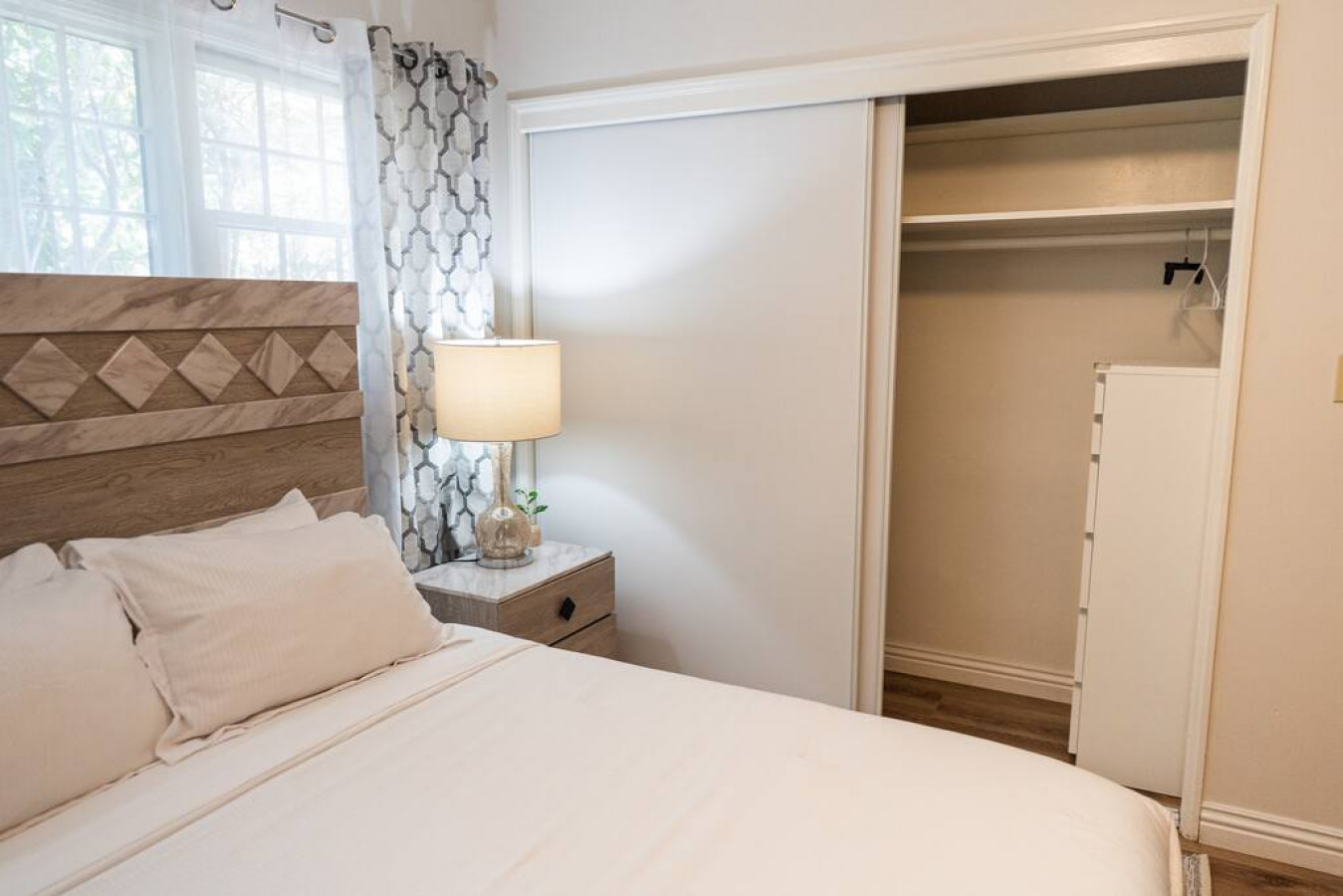 POOL!: 4BR BURBANK HOUSE w/ *SWIMMING POOL* and LARGE FENCED PATIO/YARD (p12) - Burbank