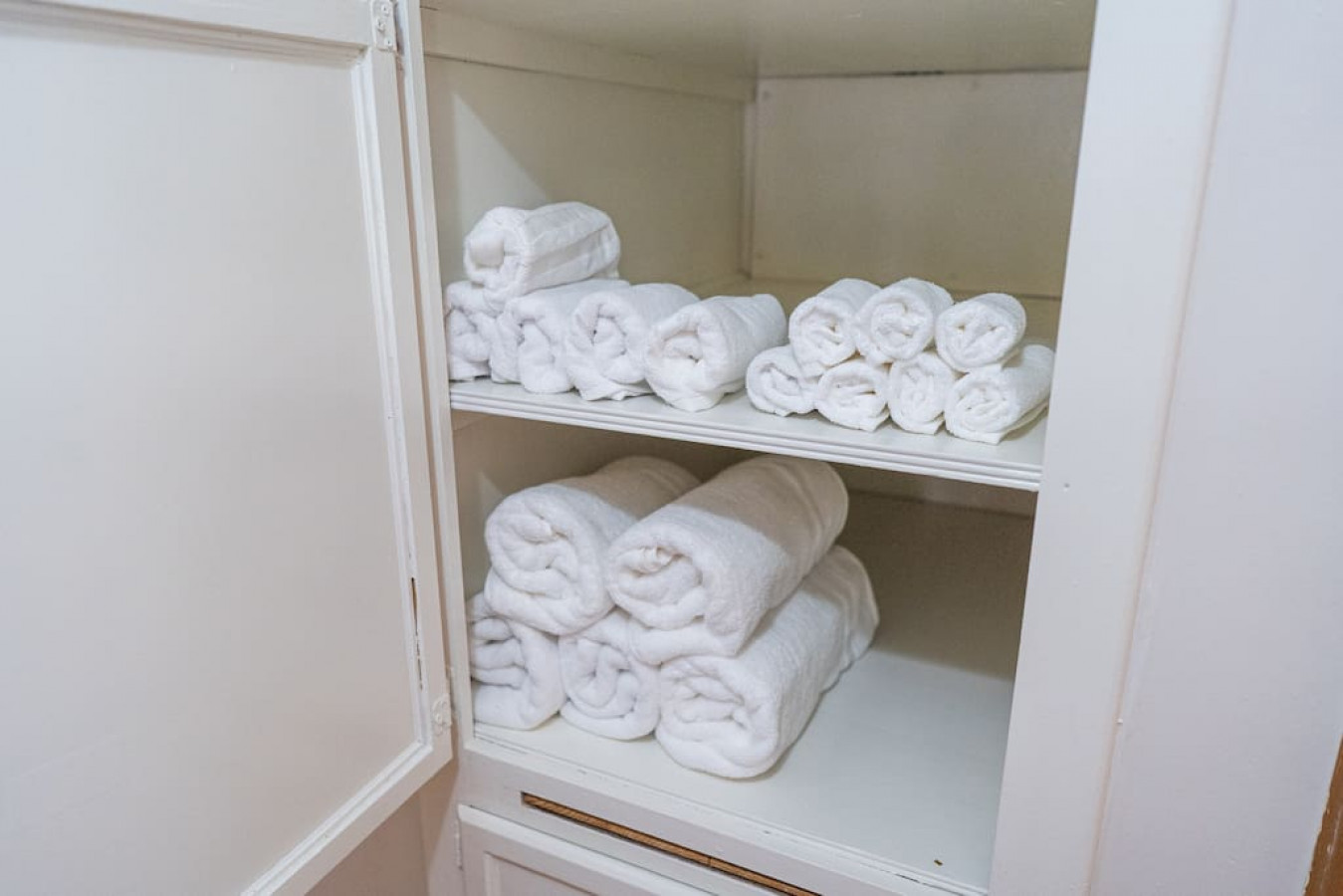 POOL!: 4BR BURBANK HOUSE w/ *SWIMMING POOL* and LARGE FENCED PATIO/YARD (p12) - Burbank