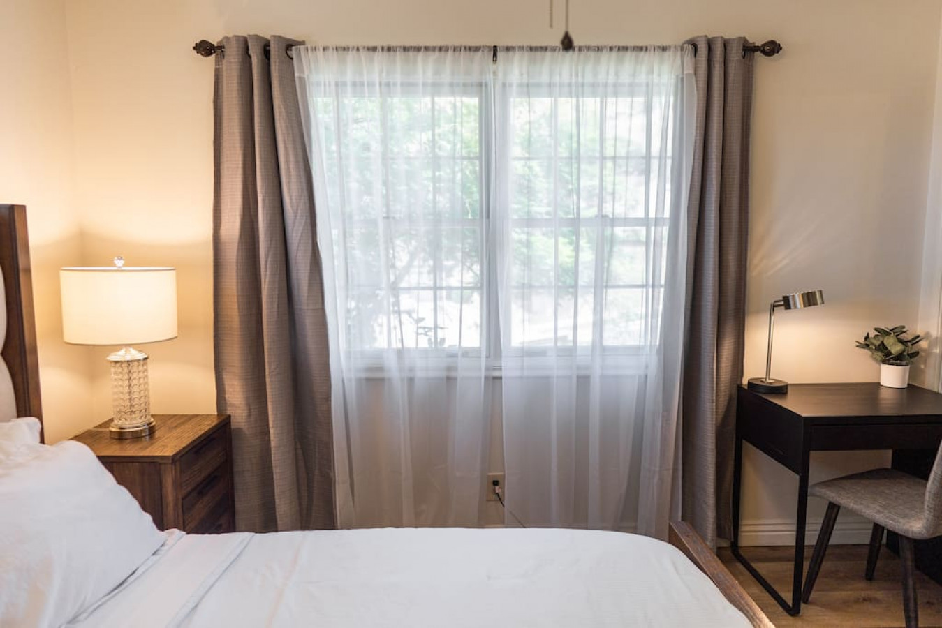 POOL!: 4BR BURBANK HOUSE w/ *SWIMMING POOL* and LARGE FENCED PATIO/YARD (p12) - Burbank