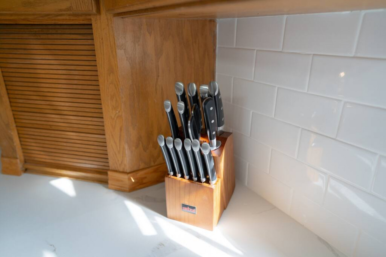 Virtual Tour: https://my.matterport.com/show/?m=69HM9Eq79Nr

Knives set