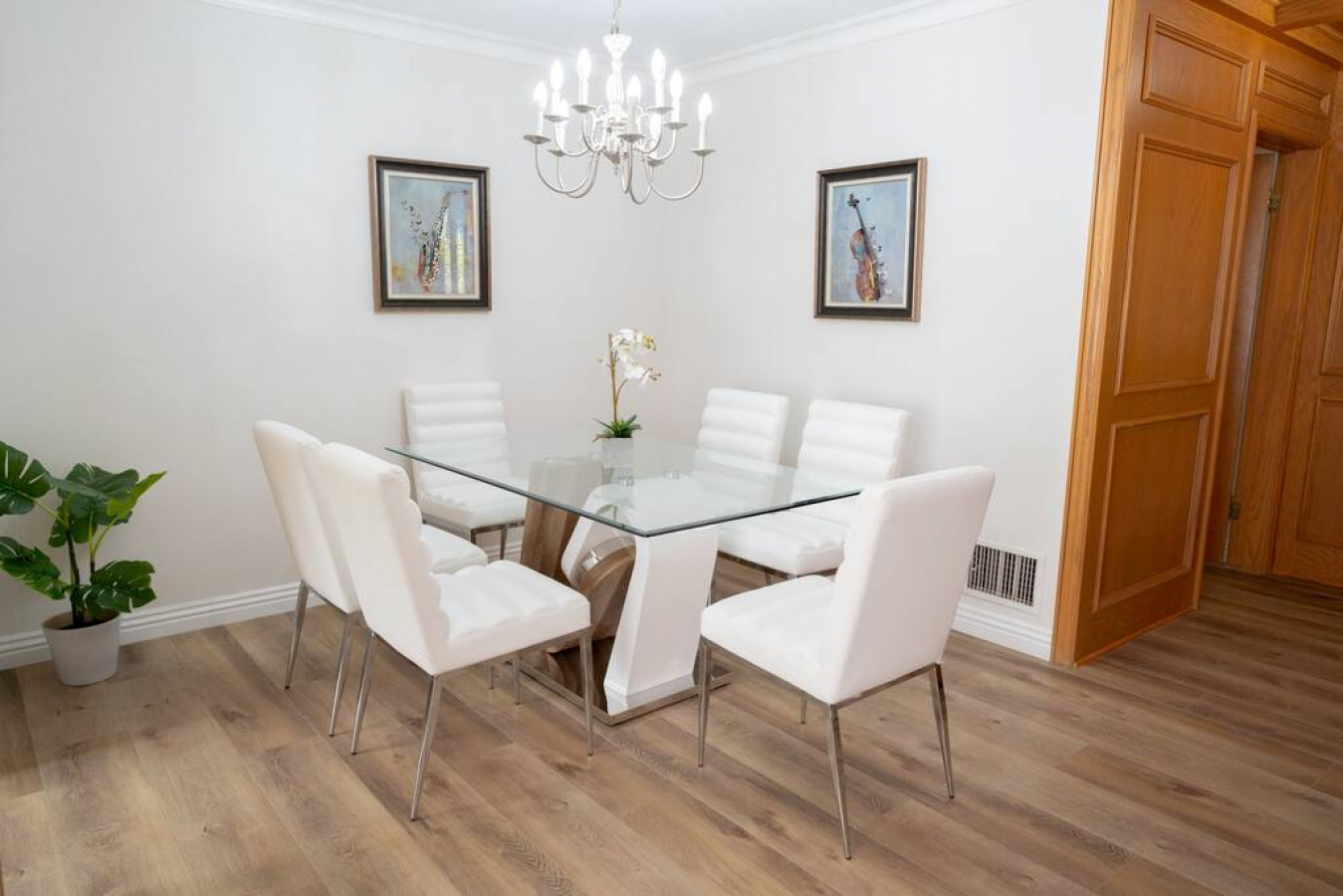 Virtual Tour: https://my.matterport.com/show/?m=69HM9Eq79Nr

Dining table for 6