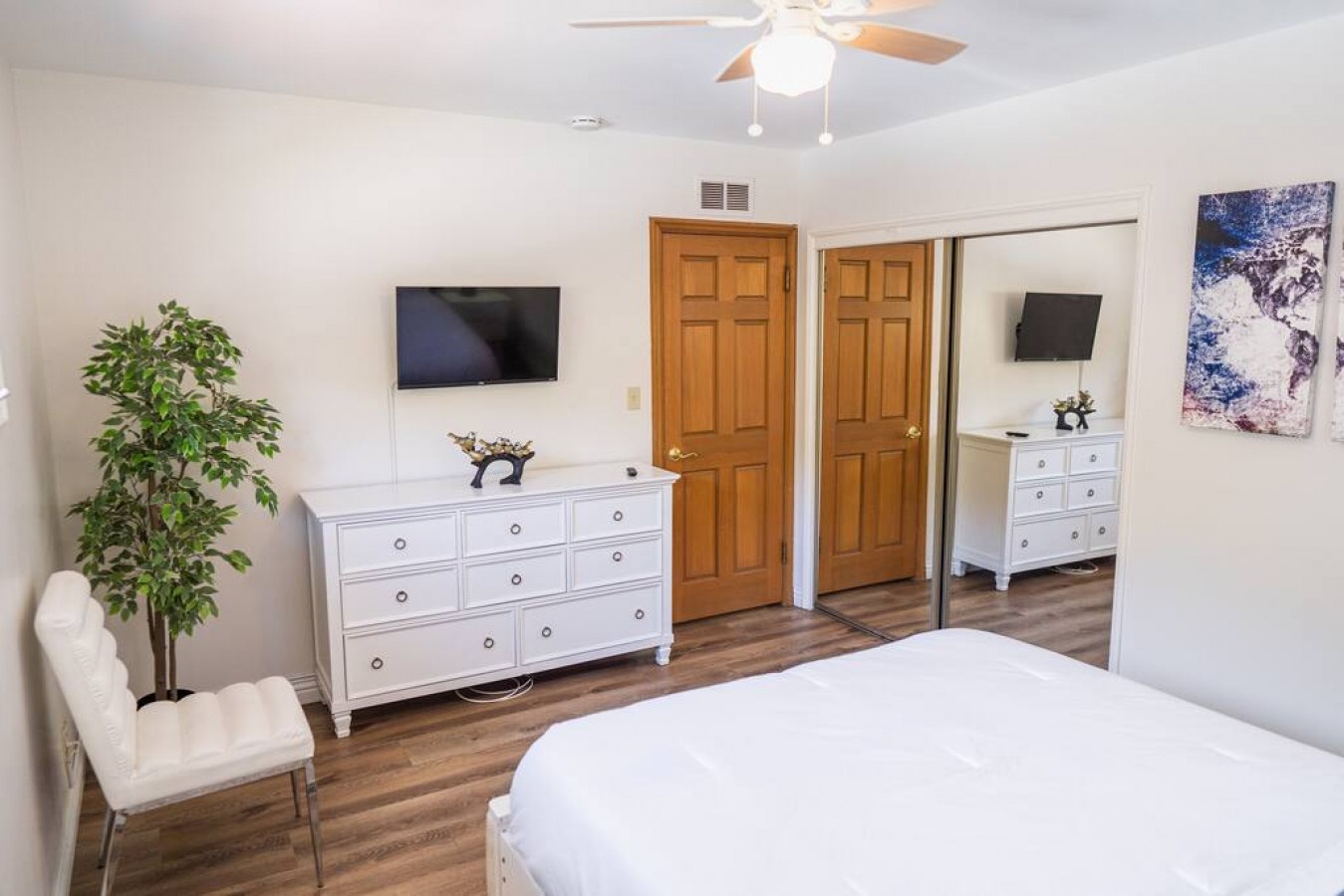 POOL!: 4BR BURBANK HOUSE w/ *SWIMMING POOL* and LARGE FENCED PATIO/YARD (p12) - Burbank