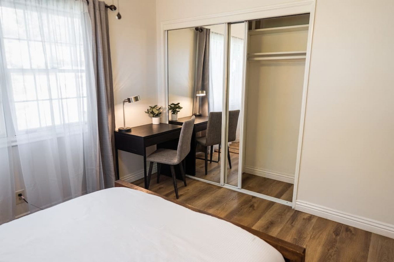 POOL!: 4BR BURBANK HOUSE w/ *SWIMMING POOL* and LARGE FENCED PATIO/YARD (p12) - Burbank