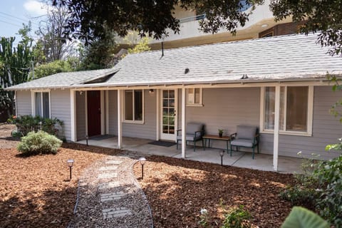 1BR *HOUSE* in GLENDALE with PRIVATE FENCED YARD (p55)