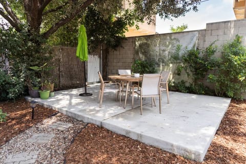 1BR *HOUSE* in GLENDALE with PRIVATE FENCED YARD (p55)