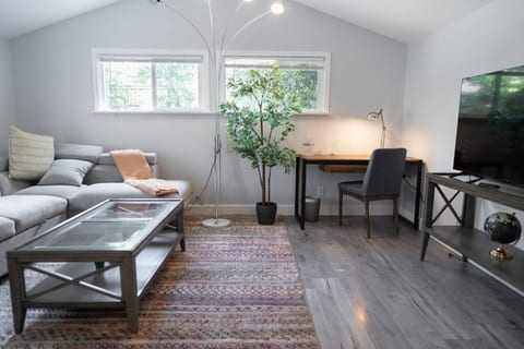 1BR *HOUSE* in GLENDALE with PRIVATE FENCED YARD (p55)