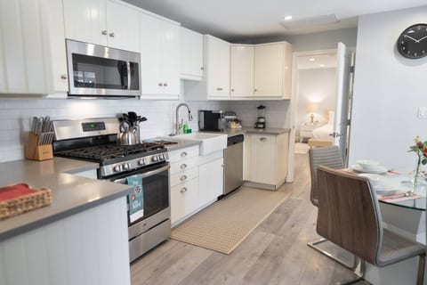 1BR *HOUSE* in GLENDALE with PRIVATE FENCED YARD (p55)