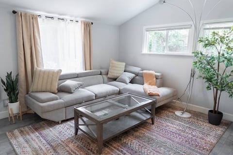 1BR *HOUSE* in GLENDALE with PRIVATE FENCED YARD (p55)