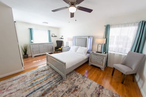 DISNEYLAND! RENOVATED 3BR FULLERTON HOUSE w/ GARAGE & FENCED YARD p56