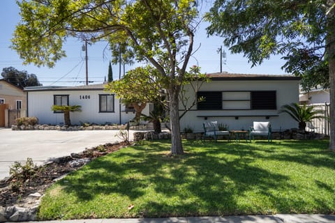 UNFENCED FRONT YARD -- View 3D Virtual Tour of the Property Here: https://tinyurl.com/5n97ur27