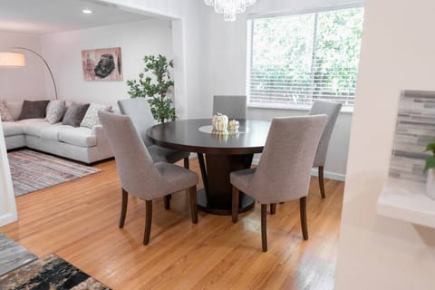 DISNEYLAND! RENOVATED 3BR FULLERTON HOUSE w/ GARAGE & FENCED YARD p56