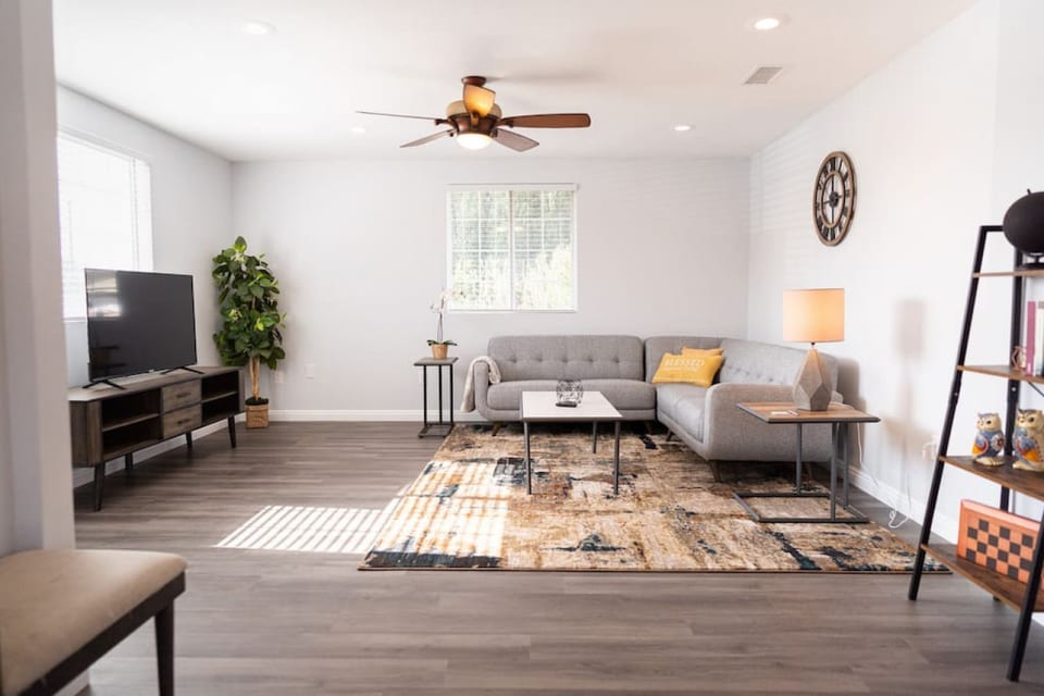 LARGE 4-BEDROOM HOUSE WITH AIR HOCKEY TABLE CLOSE TO DISNEYLAND IN ORANGE COUNTY (p41) - Cypress