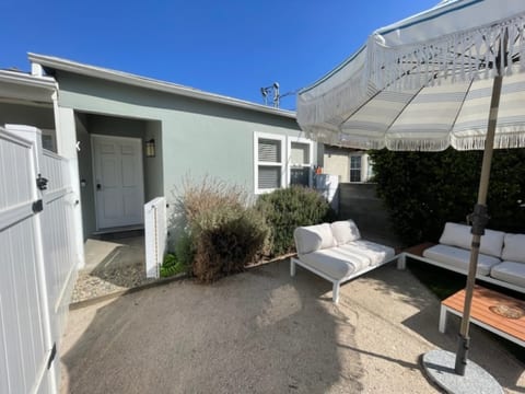 FULLY RENOVATED 2BR HOME with HOT TUB & PRIVATE FENCED YARD/PATIO near NOHO ARTS DISTRICT (p42)
