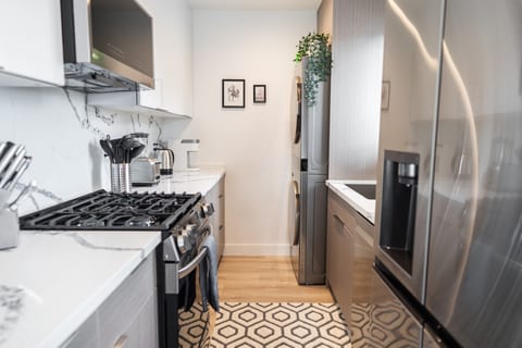 COZY URBAN RETREAT: NEWLY REMODELED 1BR NOHO APARTMENT w/ FENCED PATIO (p60)