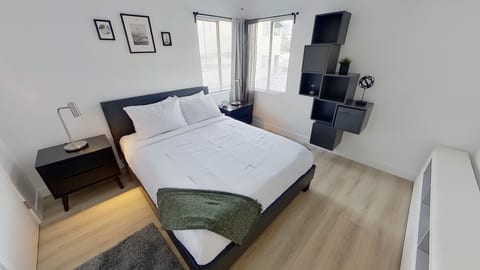 COZY URBAN RETREAT: NEWLY REMODELED 1BR NOHO APARTMENT w/ FENCED PATIO (p60)