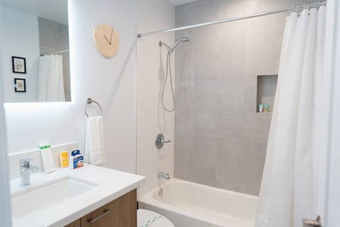 NEW 1-BEDROOM HOME BUILT IN 2022 LOCATED IN THE AWESOME NOHO ARTS DISTRICT AREA (p54)