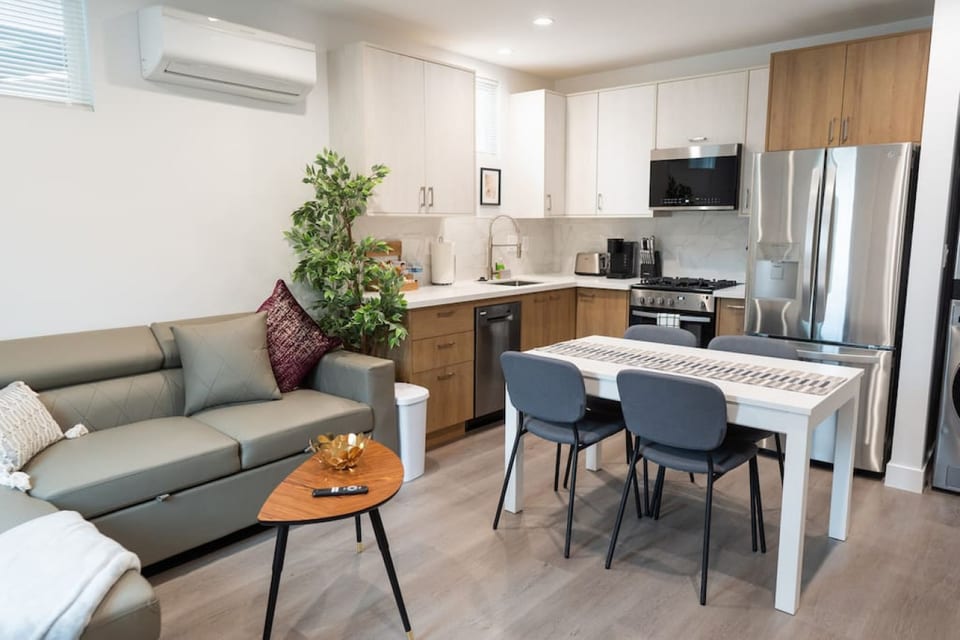 NEW 1-BEDROOM HOME BUILT IN 2022 LOCATED IN THE AWESOME NOHO ARTS DISTRICT AREA  (p54) - Los Angeles