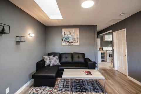 FANTASTIC RENOVATED 1BR HOME with PRIVATE FENCED PATIO in NOHO ARTS DISTRICT p21