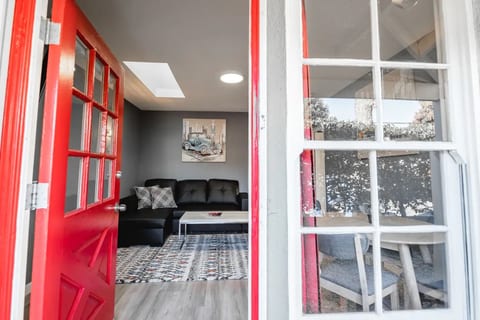 FANTASTIC RENOVATED 1BR HOME with PRIVATE FENCED PATIO in NOHO ARTS DISTRICT p21