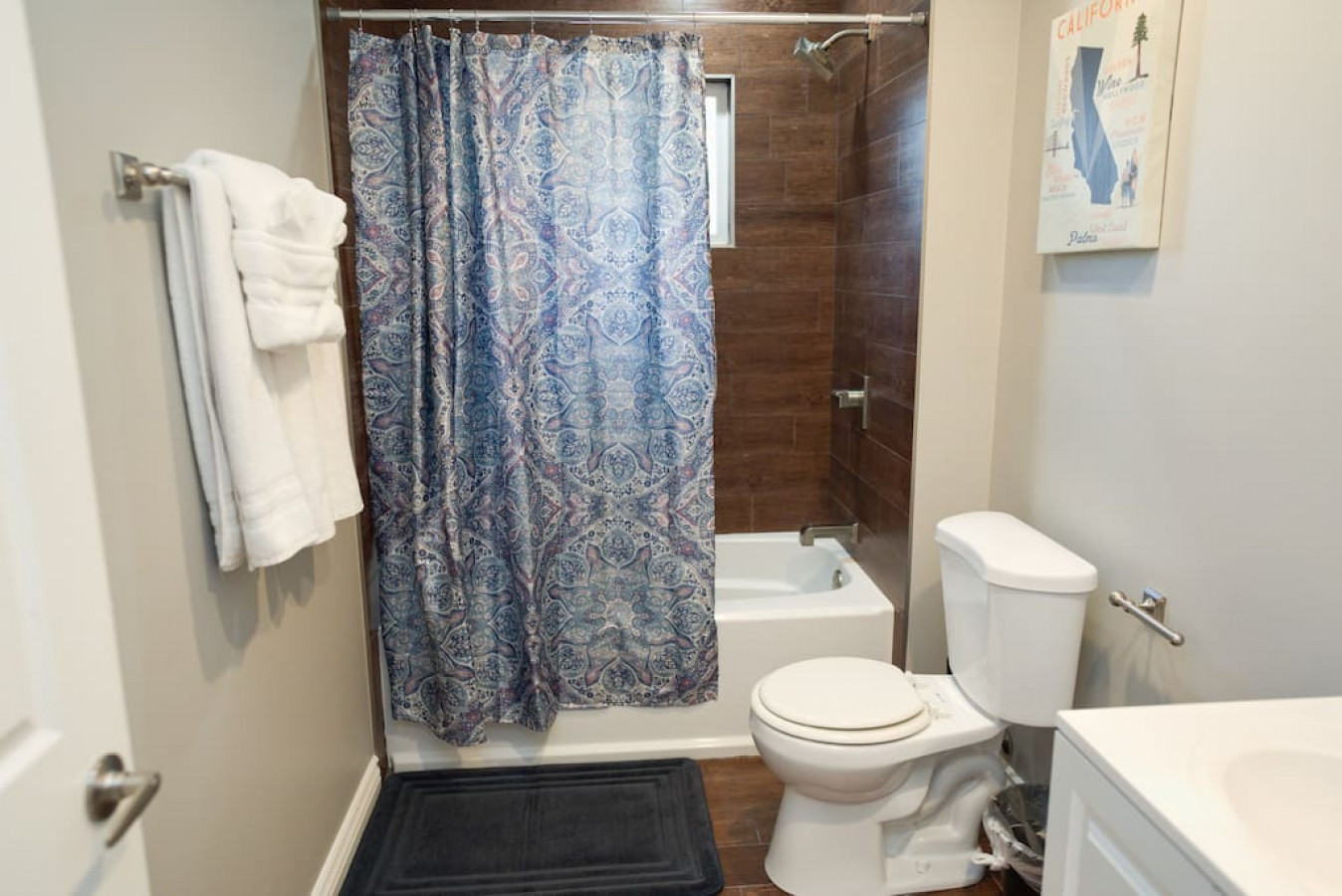 VAN NUYS DELIGHT: QUAINT 1BR GUESTHOUSE w/ COVERED PARKING & PRIVATE PATIO p18 - Los Angeles