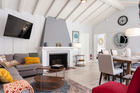 4BR Home w/ Parking & Private Patio in NoHo p13