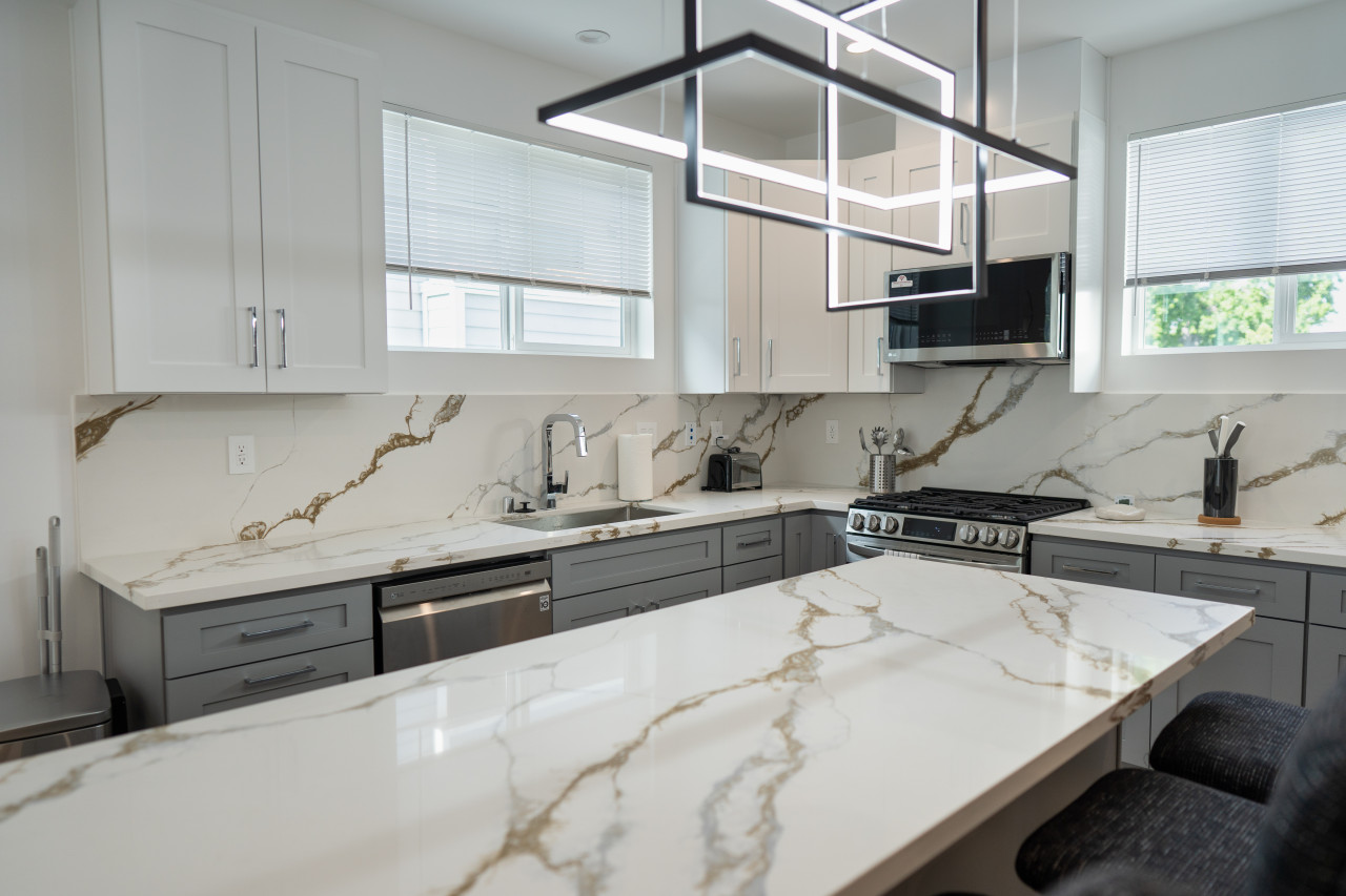 KITCHEN -- View 3D Virtual Tour of the Property Here: https://tinyurl.com/y6hx8a9e