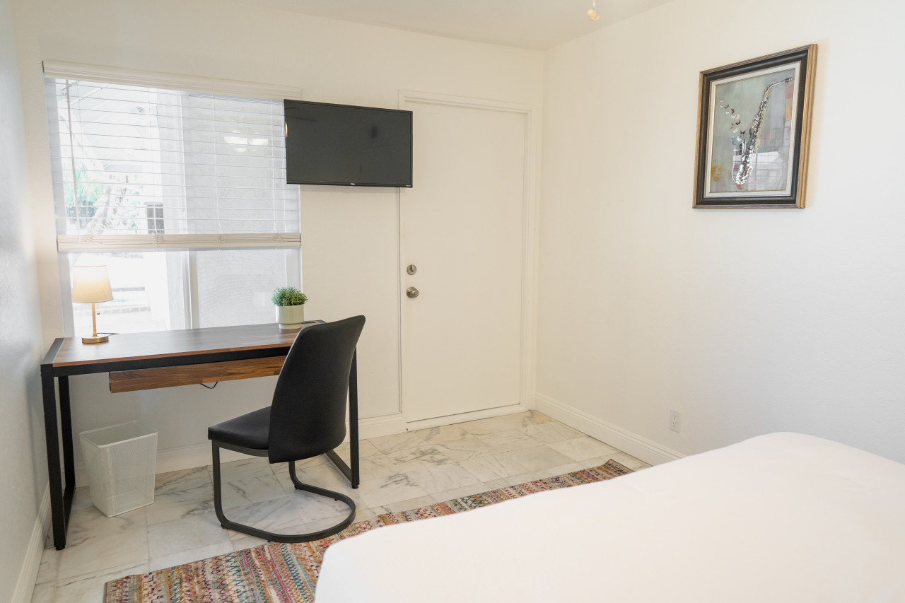 SPACIOUS 4-BEDROOM HOME WITH LARGE YARD AND GARAGE NEAR KNOTT'S BERRY FARM (p67) - Cypress