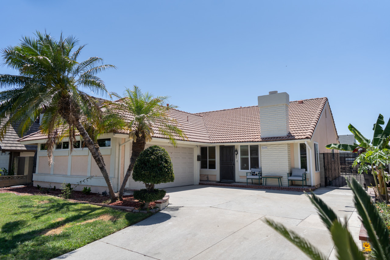 SPACIOUS 4-BEDROOM HOME WITH LARGE YARD AND GARAGE NEAR KNOTT'S BERRY FARM (p67) - Cypress