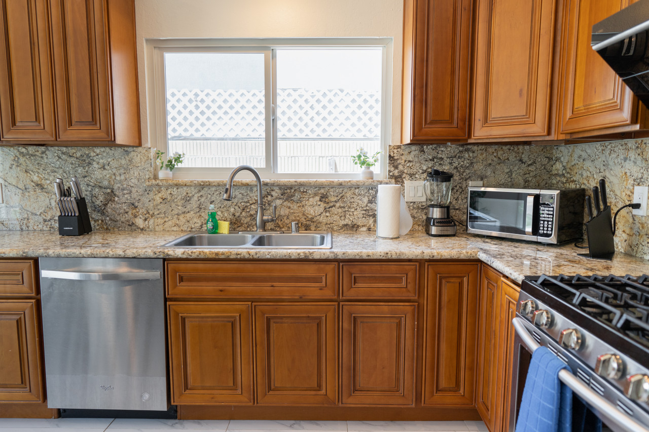 SPACIOUS 4-BEDROOM HOME WITH LARGE YARD AND GARAGE NEAR KNOTT'S BERRY FARM (p67) - Cypress