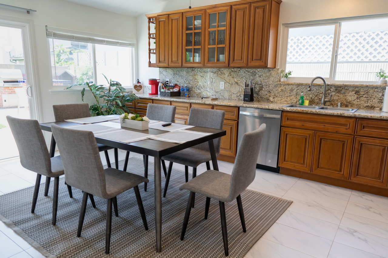 SPACIOUS 4-BEDROOM HOME WITH LARGE YARD AND GARAGE NEAR KNOTT'S BERRY FARM (p67) - Cypress