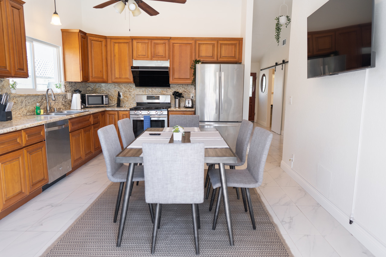 SPACIOUS 4-BEDROOM HOME WITH LARGE YARD AND GARAGE NEAR KNOTT'S BERRY FARM (p67) - Cypress