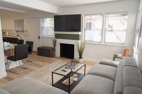 MODERN 1BR *HOUSE* in TOLUCA LAKE with CARPORT PARKING & FENCED PATIO p72