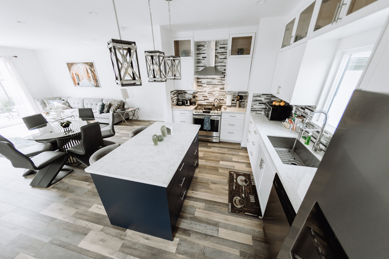 KITCHEN & DINING AREA