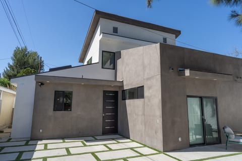 PRIVATE FENCED PATIO WITH OUTDOOR SEATING/FURNITURE