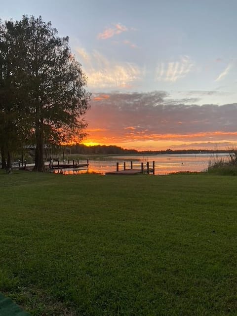 Lakefront-dock,kayaks,bikes,ramp 1 mi to Gulf/Lake