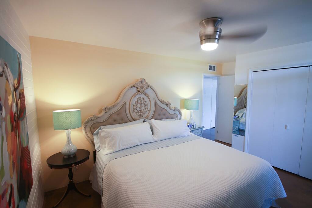 Main Bedroom: Hotel quality king size Beauty Rest mattress installed July 2020 with luxurious new bedding and pillows.. Soft and crisp colors set with ample natural light. - The Claremont 4|Mid-Century Chic & Restaurant Row - Phoenix