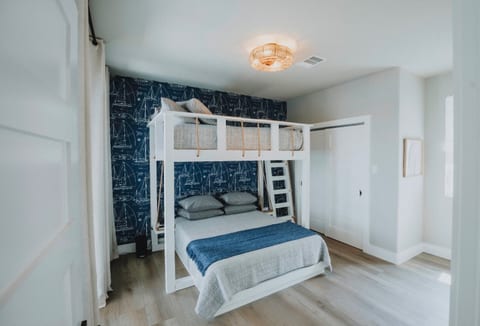 Skipper includes a queen bed on bottom and full on top, perfect for families.