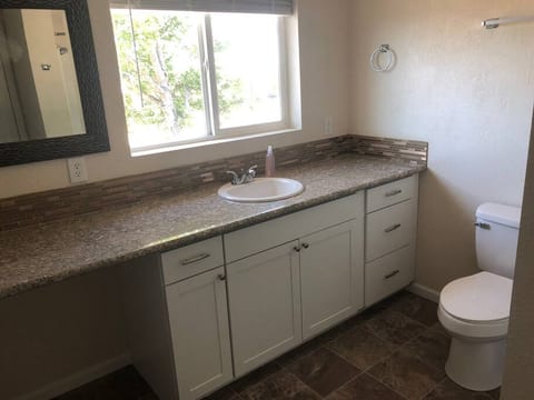 Trailer parking, king bed, great for guests/pets!