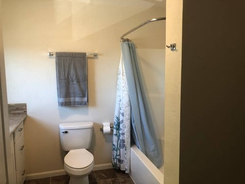 Trailer parking, king bed, great for guests/pets!