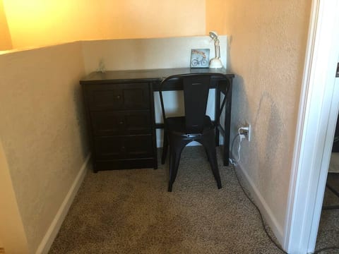 Trailer parking, king bed, great for guests/pets!