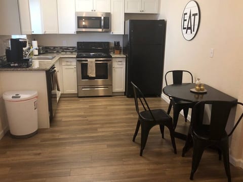Trailer parking, king bed, great for guests/pets!