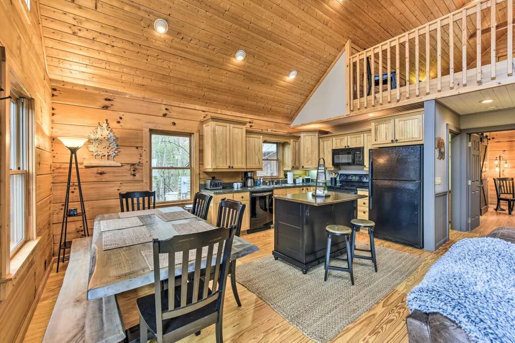 A well stocked kitchen.... - Carolina Moon Cabin in Franklin NC - Franklin