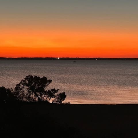 Luxe 4br waterfront+beach+pool+golf+fishing+more! image 5