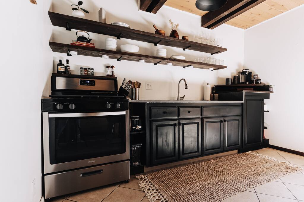 Cozy simplistic kitchen, giving all the cabin feels