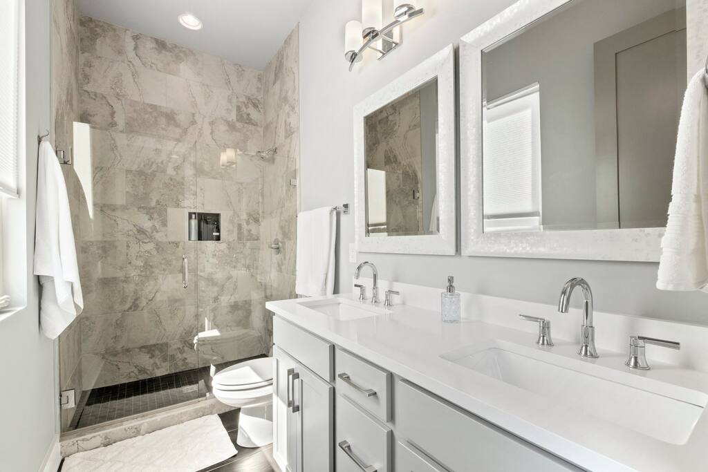 【Master Bathroom】En-suite bathroom for 3rd floor Cal King/Master bedroom.  Larger walk-in shower and dual sinks. - Luxury Townhome | End Unit | All KING/QUEEN Beds - Nashville