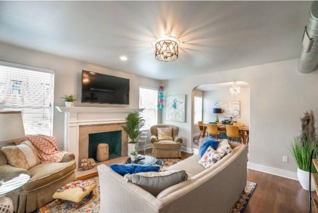 Premier Refuge at Plaza District – Free Parking