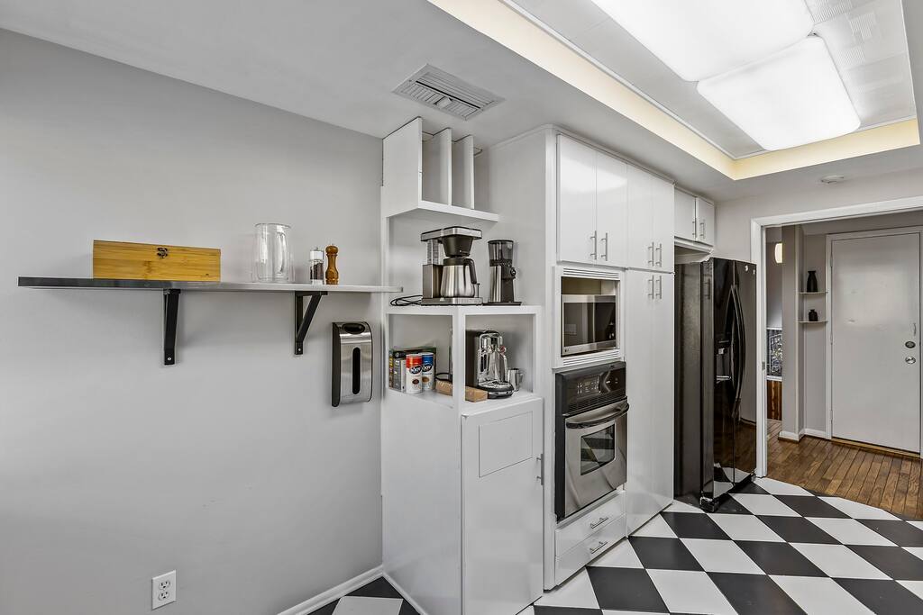 Loads of amenities - 4 ways to make coffee. Different types of Teas. Fridge, Freezer, dishwasher, electric cook top, Toaster, etc. Well equipped!