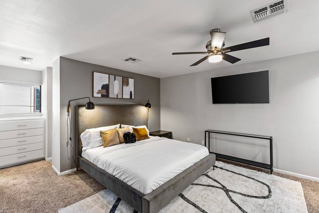 King Bed, Spacious master bedroom, Beautifully decorated. 55" TV