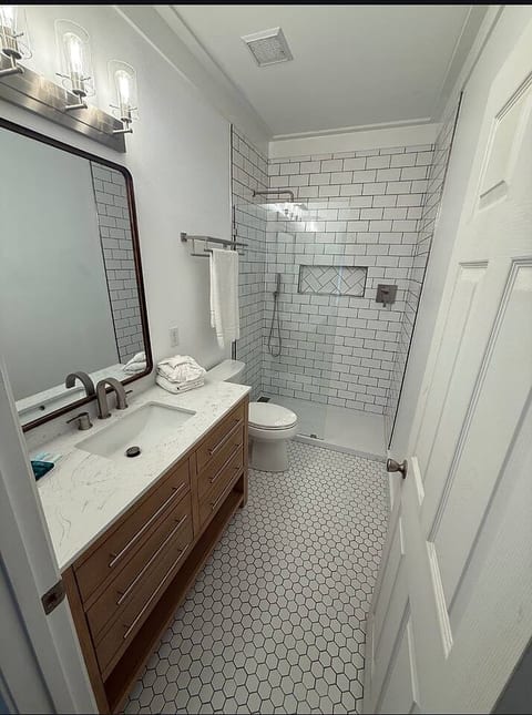 Newly Renovated Beach House, Pool, Beach access