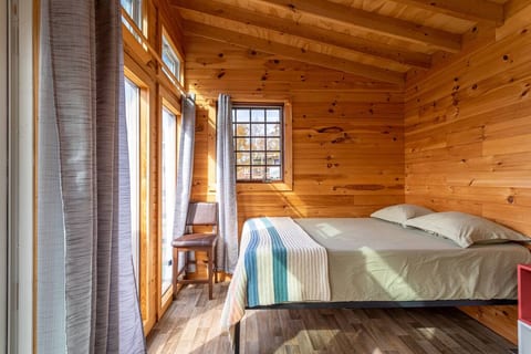 Queen bed.
